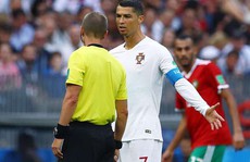 Xin áo Ronaldo, trọng tài bị cầu thủ Morocco chỉ trích