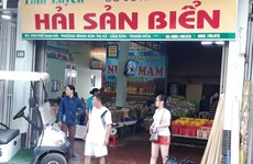 Phát hiện 2 cửa hàng hải sản ở Sầm Sơn bán tôm bơm tạp chất độc hại