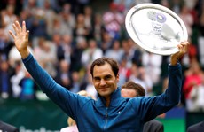 Federer bất ngờ thua đàn em ở chung kết Halle Open