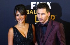Cả thế giới quay lưng, Messi vẫn có vợ nóng bỏng bên cạnh