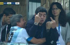Maradona: Chửi thề, giơ ngón tay thối và… ngất xỉu trên sân