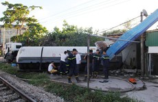 Tai nạn kinh hãi, xe bồn chở gas bị tàu hỏa tông téc gas bay vào nhà dân