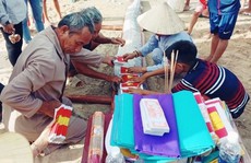 Cá hố rồng dài 5 m, nặng gần 1 tạ trôi dạt vào bờ biển