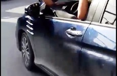 TP HCM: Tài xế gác chân lên cửa ô tô, phóng vun vút trên đường