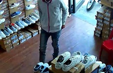 Vào shop mua đồ rồi lừa nhân viên lấy tiền giữa ban ngày