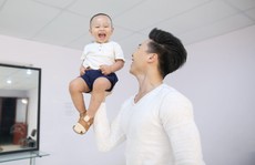 Tranh cãi việc Quốc Nghiệp cho con trai 2 tuổi làm xiếc nguy hiểm