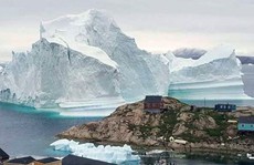 Băng trôi 11 triệu tấn 'ghé chơi', cả ngôi làng ở Greenland nín thở