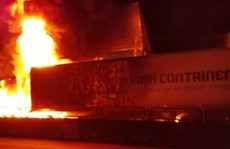 Sau tiếng nổ lớn, xe container cháy dữ dội, tài xế mở cửa lao ra ngoài