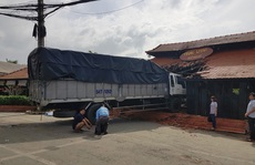 Tiền Giang: Xe tải lao thẳng vào nhà hàng Trung Lương