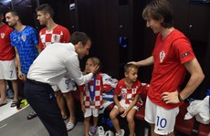 Xúc động cảnh Tổng thống Pháp an ủi 2 con Modric