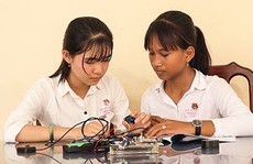 (eMagazine) - Lạ lẫm với mắt kính thông minh cho người khiếm thị của 2 nữ sinh
