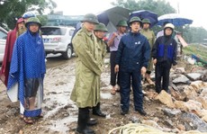 “Phớt” chỉ đạo của chủ tịch tỉnh, huyện vẫn tổ chức họp khi bão số 3 gần bờ