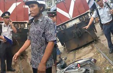 Bị tàu lửa tông, người nhà dùng xe máy chặn đoàn tàu để 'bắt đền'
