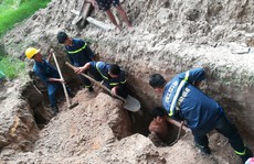 Đào bới cứu người  bị vùi lấp dưới lớp đất sâu 2,5m