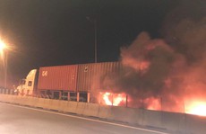 Vụ tai nạn kinh hoàng trên cao tốc: Xe khách tông xe container đang dừng