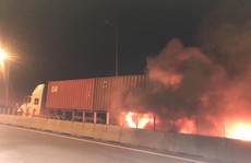 Hai xe tông nhau bốc cháy trên cao tốc, ít nhất 2 người chết