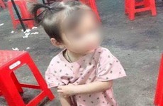 Bé gái 2 tuổi mất tích bí ẩn khi chơi trước sân nhà