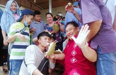 Lại ùn ùn kéo về Vĩnh Long ăn sầu riêng 19.000 đồng/kg