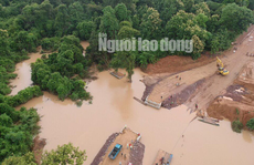 Tường thuật từ nơi vỡ đập thủy điện Lào: Chỉ còn cách dùng trực thăng, ca-nô để cứu người