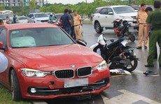 Xe BMW tông chết người phụ nữ gần cầu Thủ Thiêm