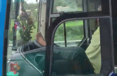 Sa thải tài xế lái xe bằng chân trên cao tốc Trung Lương – TP HCM