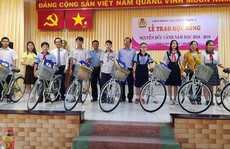Trao học bổng Nguyễn Đức Cảnh cho con CNVC-LĐ khó khăn