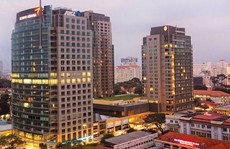 Nhà đầu tư quay lưng với căn hộ trung cấp