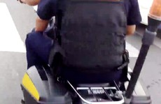 Vụ bảo vệ giắt súng, nghênh ngang: Chỉ phạt tiền và điều chuyển!