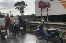 Lại xảy ra tai nạn tàu hỏa tông ô tô, 4 người bị thương nặng
