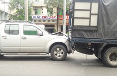 Tránh cô gái ngã xuống đường, xe tải và 2 ô tô va chạm liên hoàn
