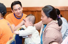 Hứa Vĩ Văn xúc động khi cùng nghệ sĩ trao quà cho các em bị hở hàm ếch