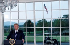 Gói hàng lạ với thông điệp cho ông Trump từ trên trời rơi xuống