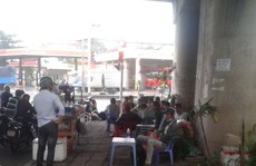 Hàng quán chiếm gầm cầu