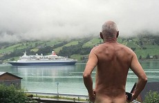 Chính trị gia 71 tuổi khỏa thân 'tỏ thái độ' với du thuyền