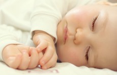 Sáng bị nựng nịu nhiều, đêm ngủ không yên?
