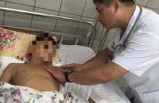 Bị rắn hổ mang cắn, bé trai 10 tuổi suýt mất cánh tay vì đắp hạt đậu lào