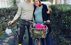 Bộ trưởng New Zealand tự đạp xe đến bệnh viện sinh con