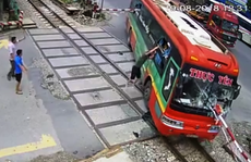 Video: Xe khách tông gãy gác chắn khi tàu hỏa lao tới, hành khách hoảng loạn
