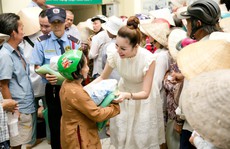 Hoa hậu Bùi Thị Hà trao quà cho người nghèo