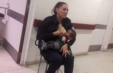 Nữ cảnh sát cho trẻ suy dinh dưỡng bú gây “bão” mạng