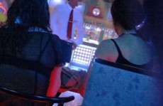 Mê muội những cuộc tình giữa quý bà và 'phi công ngoại'