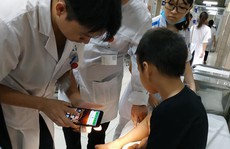 Bé trai 5 tuổi bị rắn hổ cắn khi chơi trong công viên ở Hà Nội