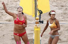 'Bỏng mắt' xem các nữ VĐV bóng chuyền bãi biển ASIAD