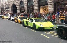 Dân vùng Vịnh lấy máy bay chở siêu xe tới London 'tránh nóng'