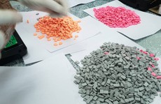 Mở thùng hàng từ châu Âu, thấy hơn 7,5 kg thuốc lắc