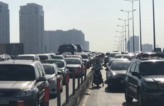 Xe bồn “làm xiếc” trên cầu Sài Gòn gây ùn tắc hàng cây số
