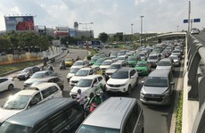 Không sự cố, giao thông cửa ngõ sân bay Tân Sơn Nhất vẫn rối loạn