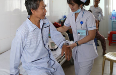Thoát bại liệt nhờ ca phẫu thuật u tủy cột sống kéo dài 3 giờ