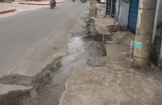 TP HCM: Dân bức xúc vì nước thải chảy tràn mặt đường