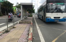 Buýt mini len lỏi vào hẻm nhỏ